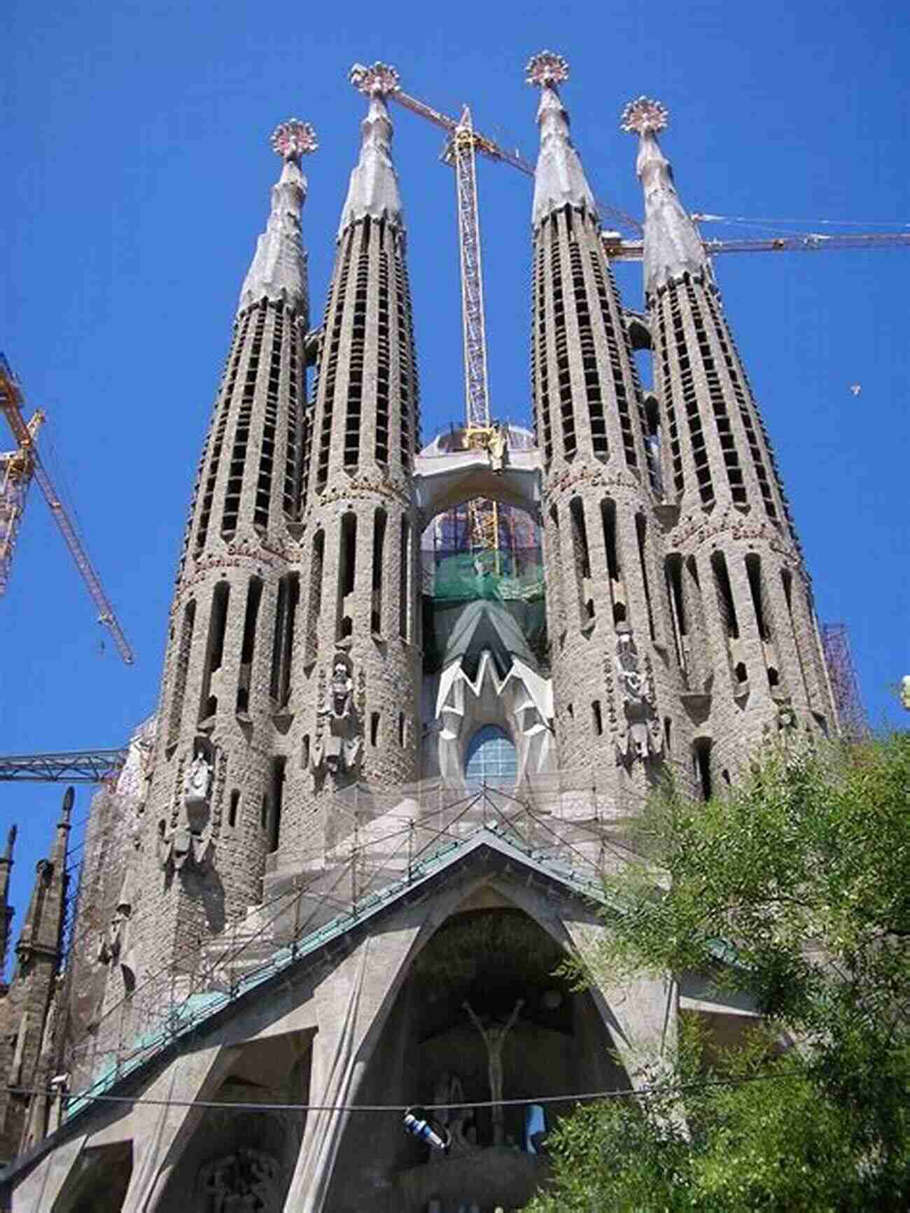 Gaudi's Sagrada Familia A Masterpiece In Barcelona DK Eyewitness Barcelona And Catalonia (Travel Guide)