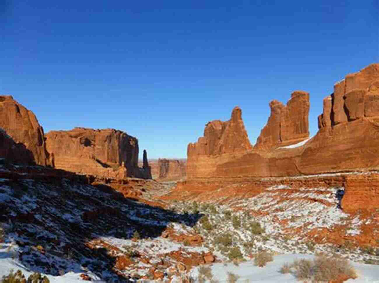 Hikers Walking Through The Towering Rock Formations Of Park Avenue Best Easy Day Hikes Canyonlands And Arches National Parks (Best Easy Day Hikes Series)