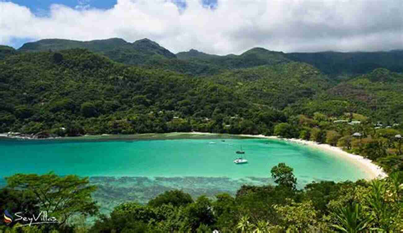 Mahé Island Landscape Seychelles Travel Guide: With 100 Landscape Photos