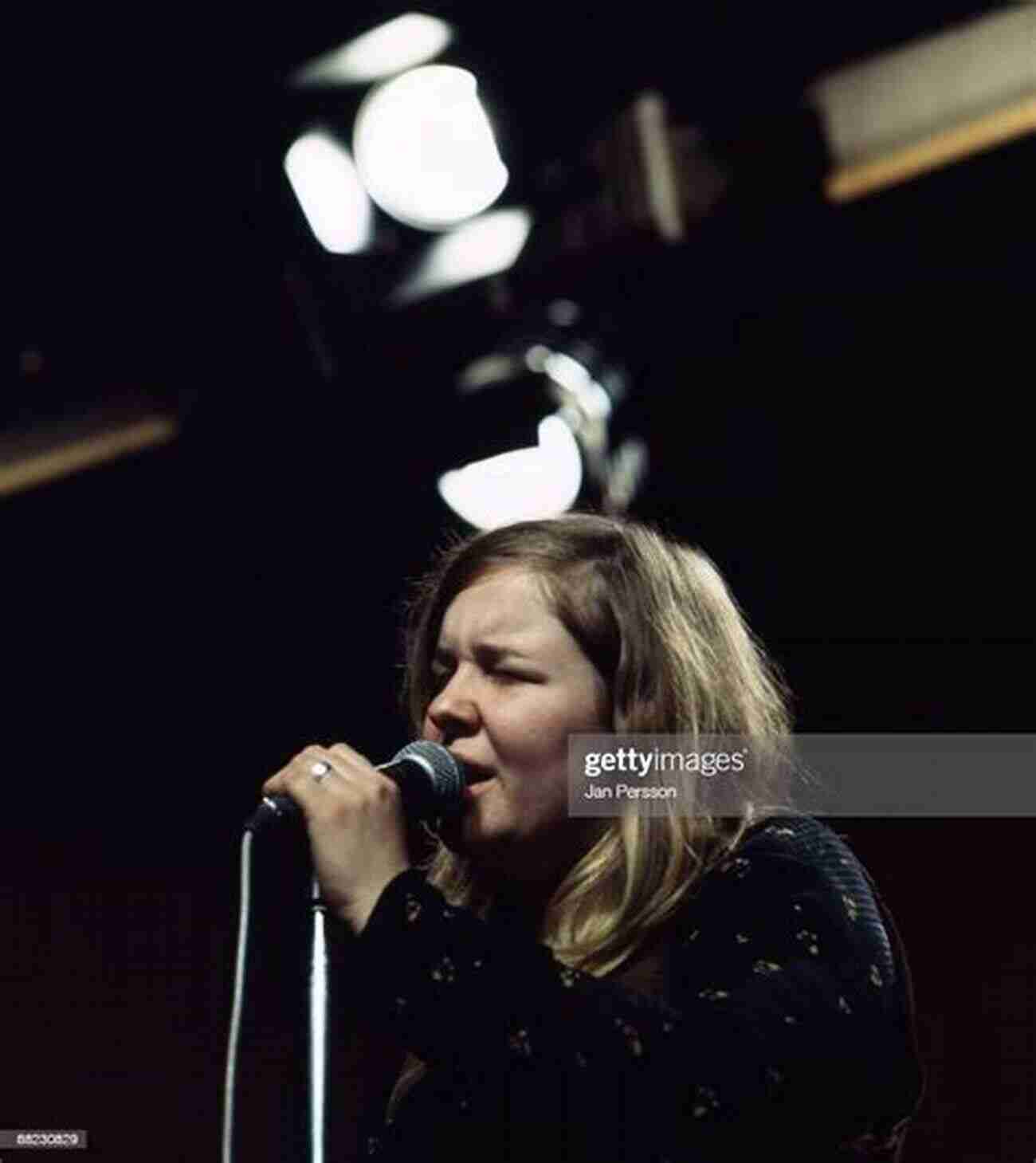 Sandy Denny Performing On Stage As A Solo Artist No More Sad Refrains: The Life And Times Of Sandy Denny